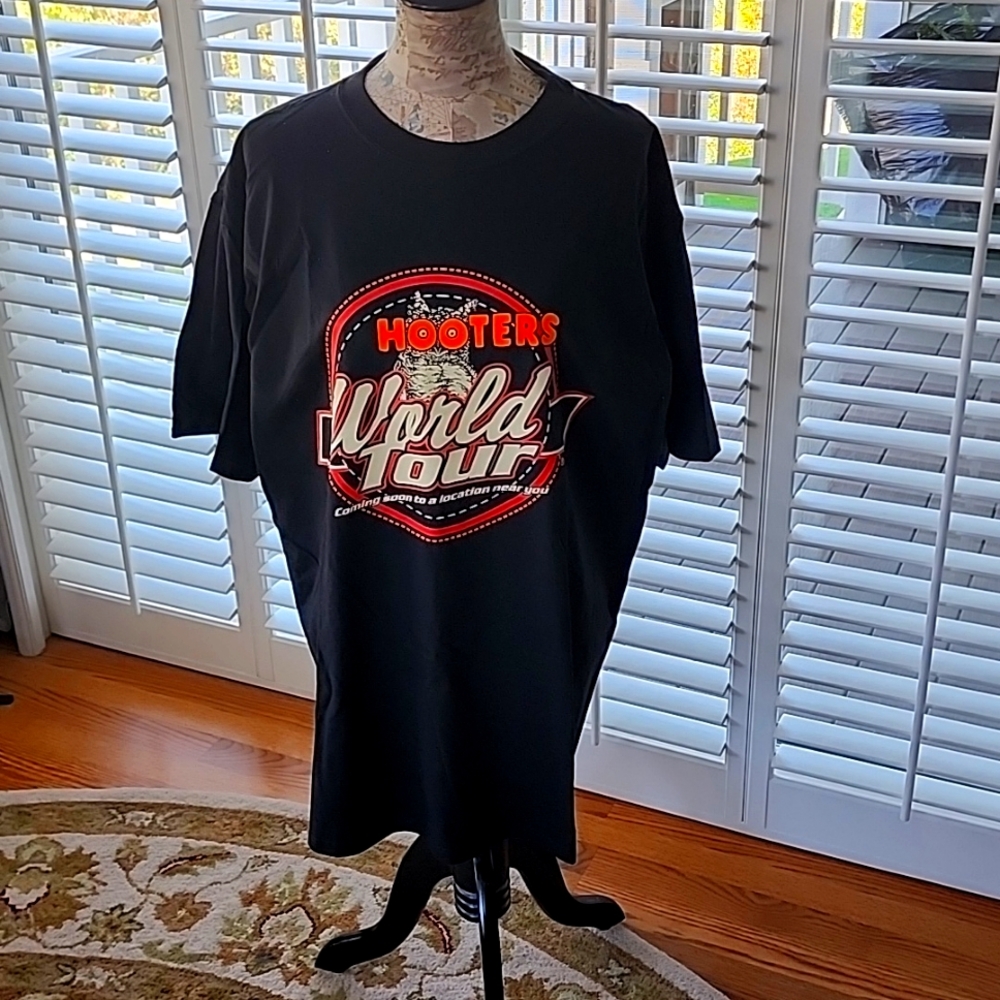 New Hooters World Tour T Shirt - Size XL